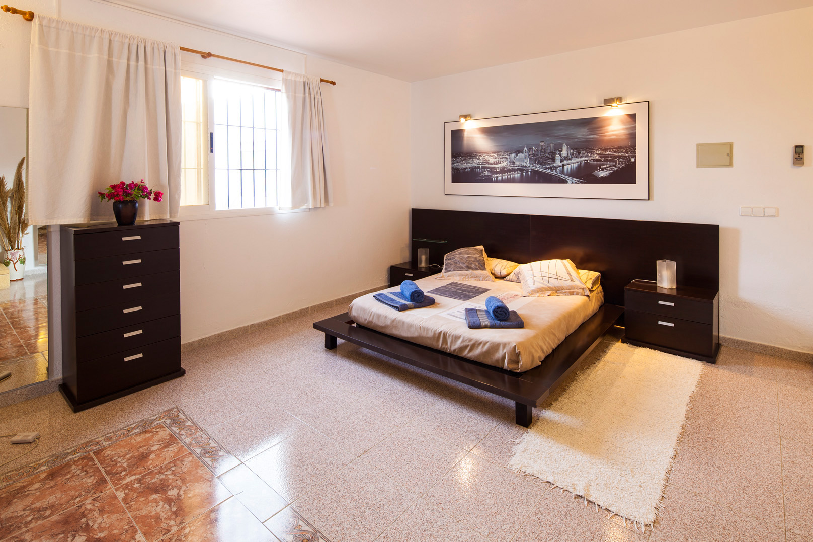 Room with a double bed in a rental house 